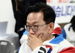 심각한 자유통일당, 굳은 표정의 '尹 40년지기' 석동현