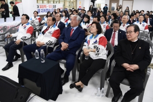 심각한 자유통일당, 굳은 표정의 '尹 40년지기' 석동현