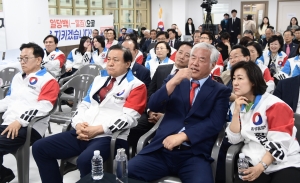 심각한 자유통일당, 굳은 표정의 '尹 40년지기' 석동현