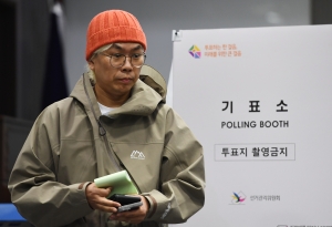 제22대 국회의원 선거, 투표소 찾은 김태호 PD