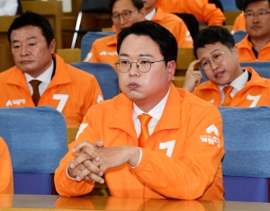 출구조사 결과 발표 지켜보는 개혁신당