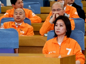 출구조사 결과 발표 지켜보는 개혁신당