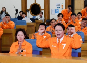 출구조사 결과 발표 지켜보는 개혁신당