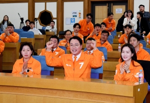 출구조사 결과 발표 지켜보는 개혁신당