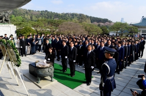 현충원 참배하는 더불어민주당-더불어민주연합