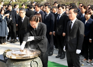 현충원 참배하는 더불어민주당-더불어민주연합