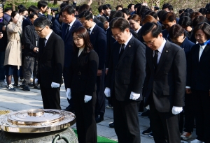 현충원 참배하는 더불어민주당-더불어민주연합