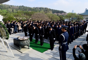 현충원 참배하는 더불어민주당-더불어민주연합