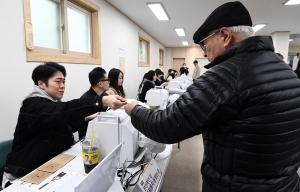 국회의원 선거 사전투표 첫날 스케치