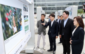 한국보도사진전 관람하는 이준석 개혁신당 대표