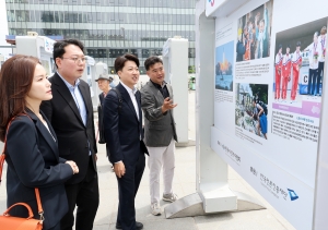 한국보도사진전 관람하는 이준석 개혁신당 대표