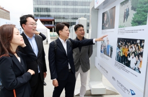 한국보도사진전 관람하는 이준석 개혁신당 대표